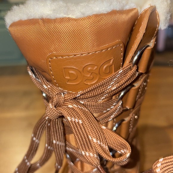 Euc dsg size 2 girls winter boots worn twice - Picture 6 of 6